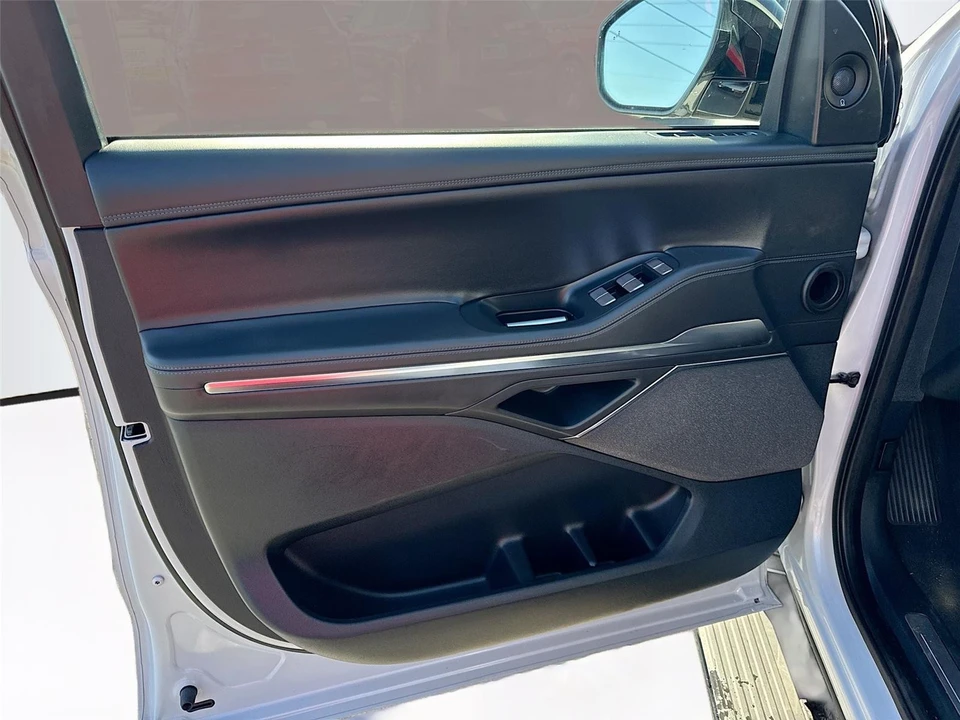 2025 Lincoln Navigator 4th Gen - Image 9 of 17