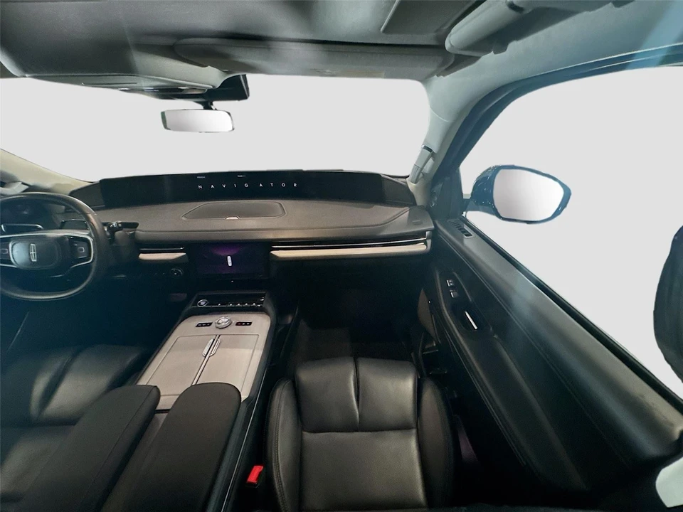 2025 Lincoln Navigator 4th Gen - Image 24 of 31