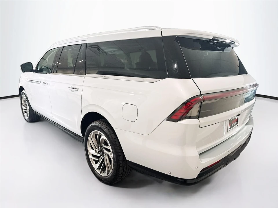 2025 Lincoln Navigator 4th Gen - Image 30 of 31
