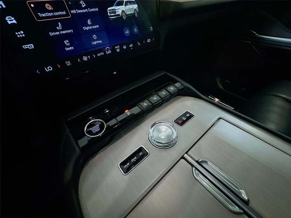 2025 Lincoln Navigator 4th Gen - Image 14 of 21