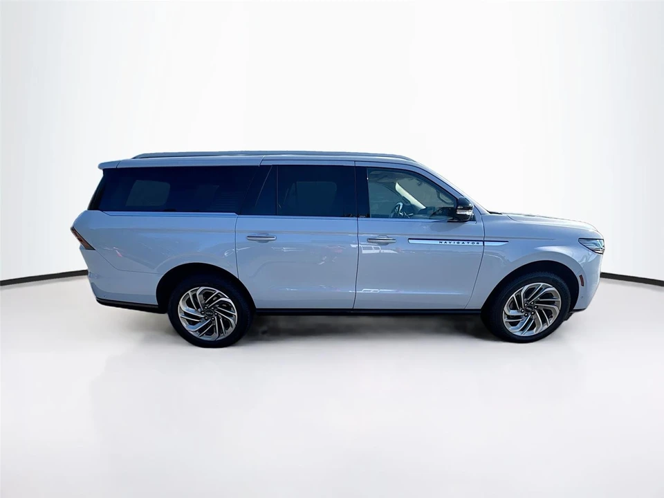 2025 Lincoln Navigator 4th Gen - Image 6 of 17
