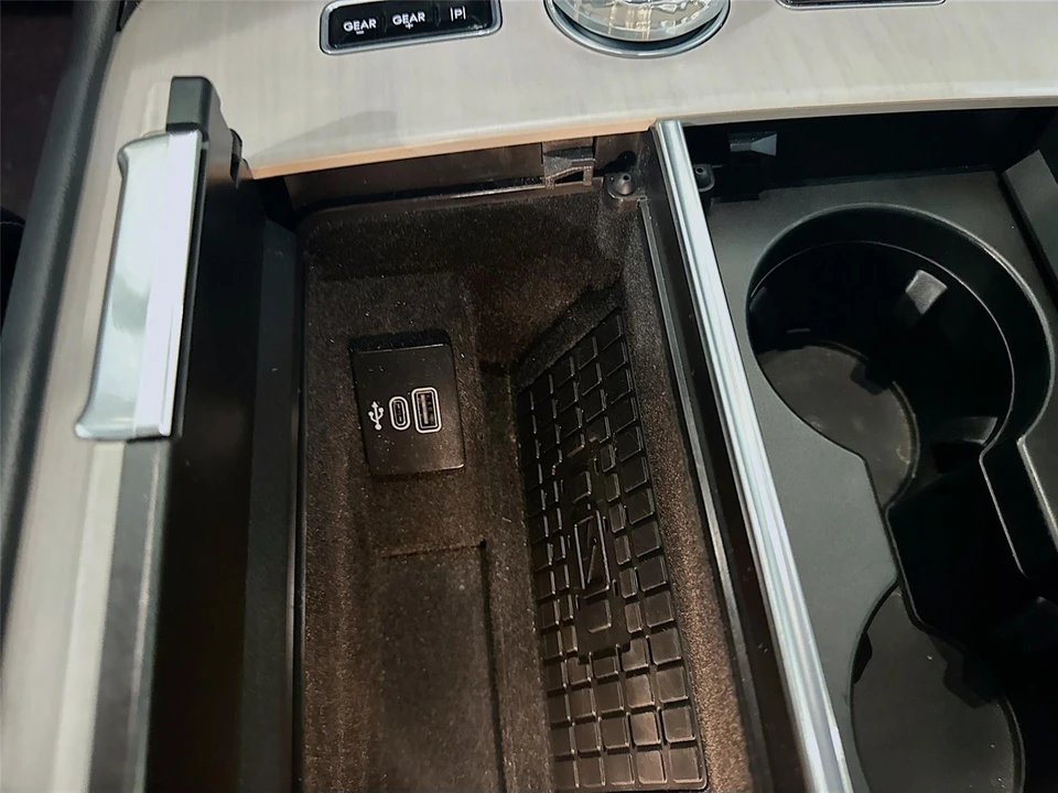 2025 Lincoln Navigator 4th Gen - Image 15 of 21