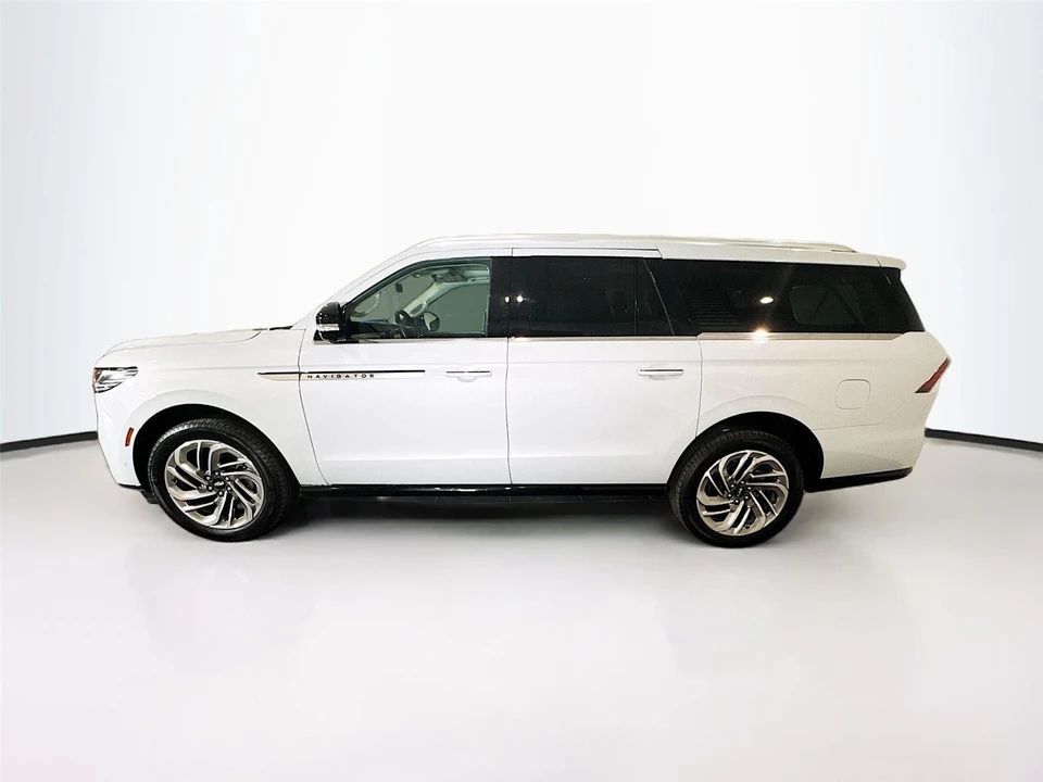 2025 Lincoln Navigator 4th Gen - Image 29 of 31
