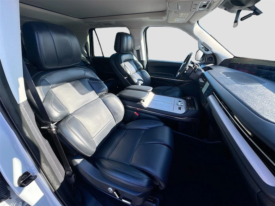 2025 Lincoln Navigator 4th Gen - Image 16 of 17