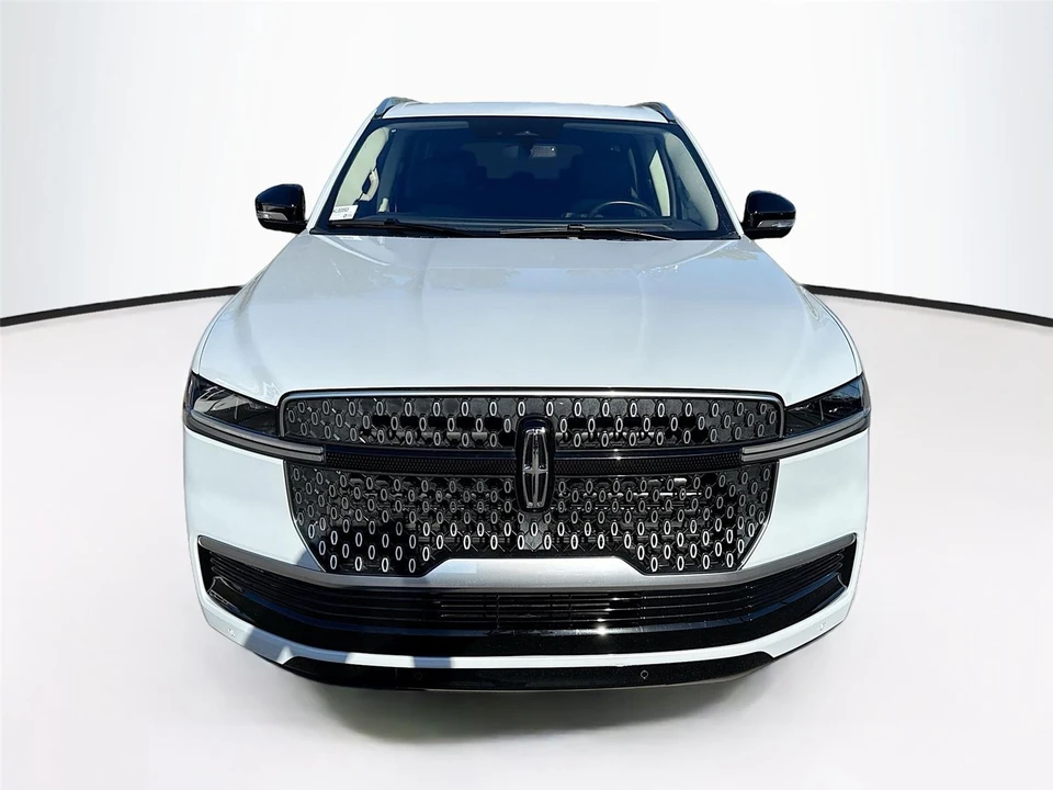 2025 Lincoln Navigator 4th Gen - Image 8 of 17