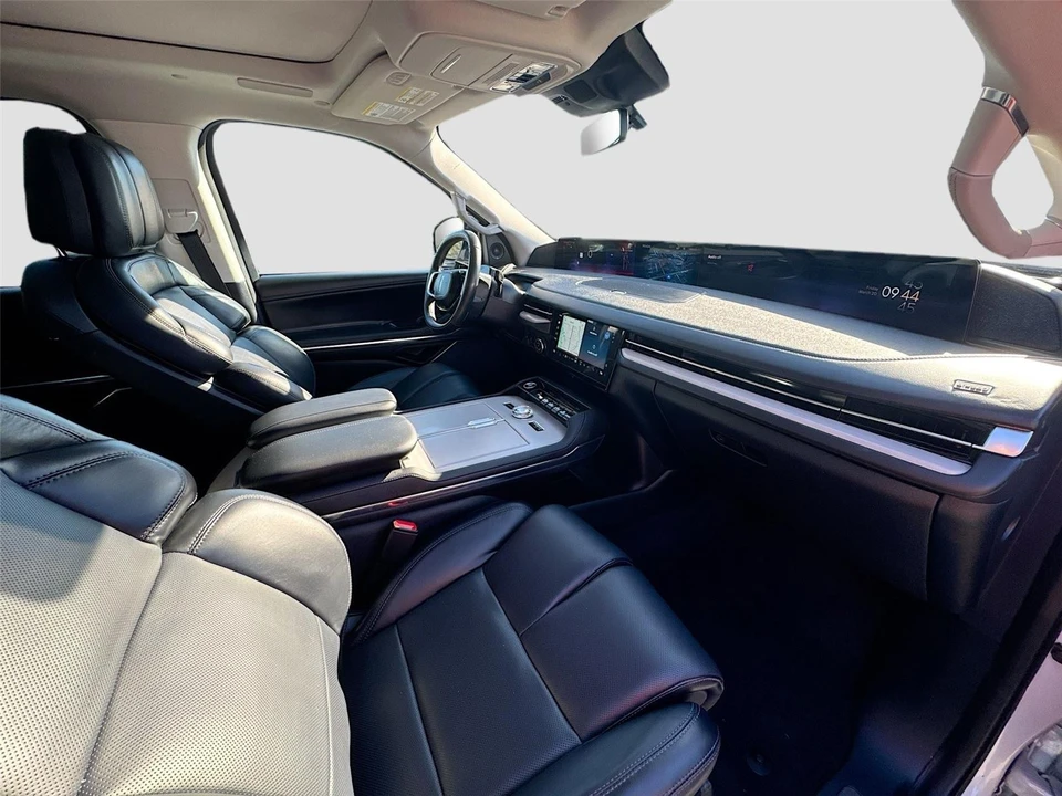 2025 Lincoln Navigator 4th Gen - Image 17 of 17