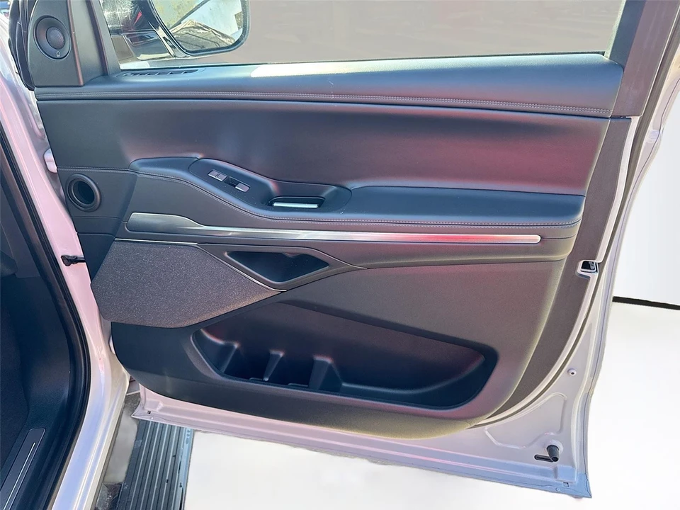 2025 Lincoln Navigator 4th Gen - Image 15 of 17
