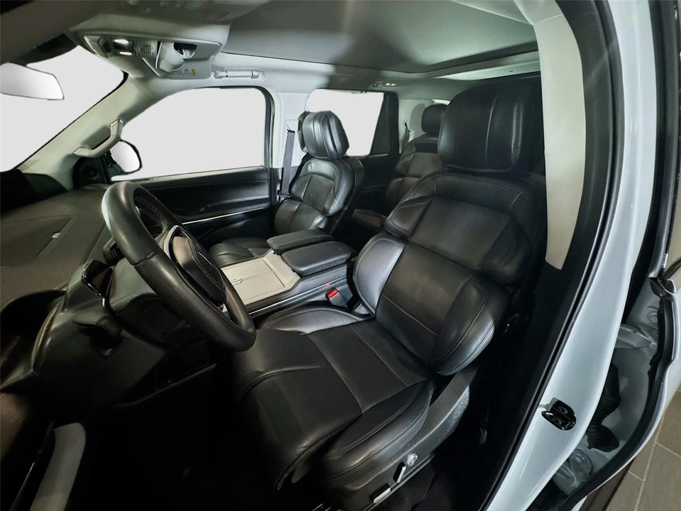 2025 Lincoln Navigator 4th Gen - Image 2 of 31
