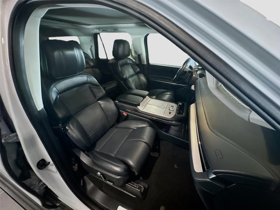 2025 Lincoln Navigator 4th Gen - Image 23 of 31
