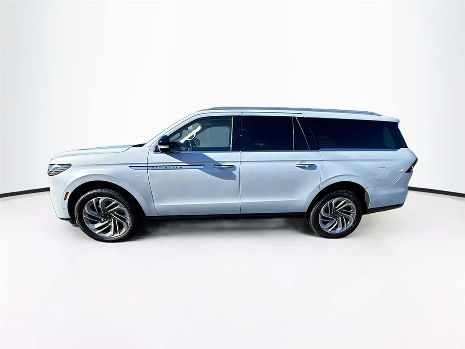 2025 Lincoln Navigator 4th Gen - Image 2 of 17