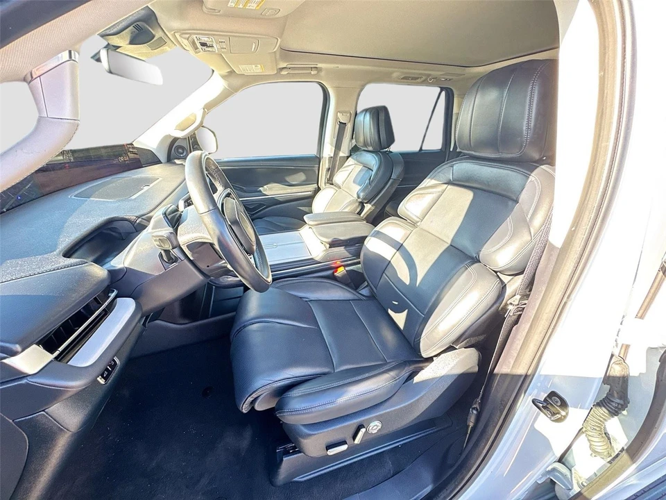 2025 Lincoln Navigator 4th Gen - Image 10 of 17