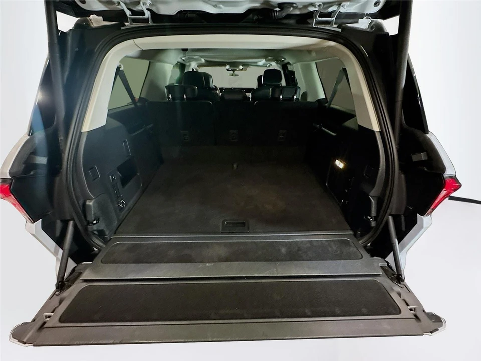 2025 Lincoln Navigator 4th Gen - Image 20 of 21