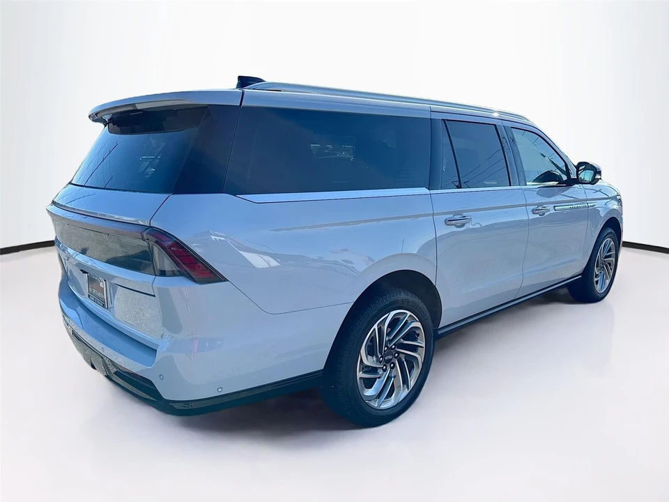2025 Lincoln Navigator 4th Gen - Image 5 of 17