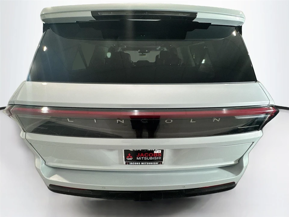 2025 Lincoln Navigator 4th Gen - Image 27 of 31