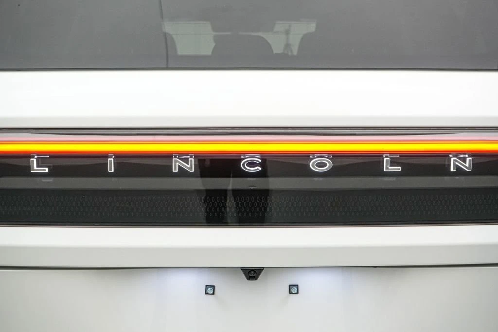 2025 Lincoln Navigator 4th Gen - Image 17 of 21