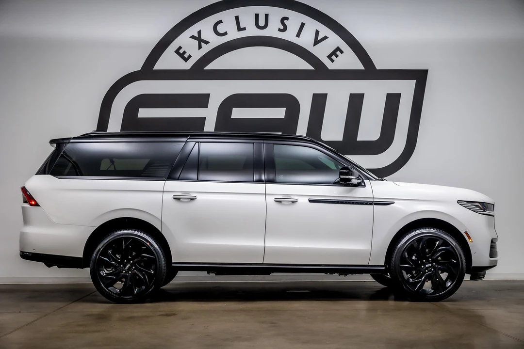 2025 Lincoln Navigator 4th Gen - Image 9 of 12