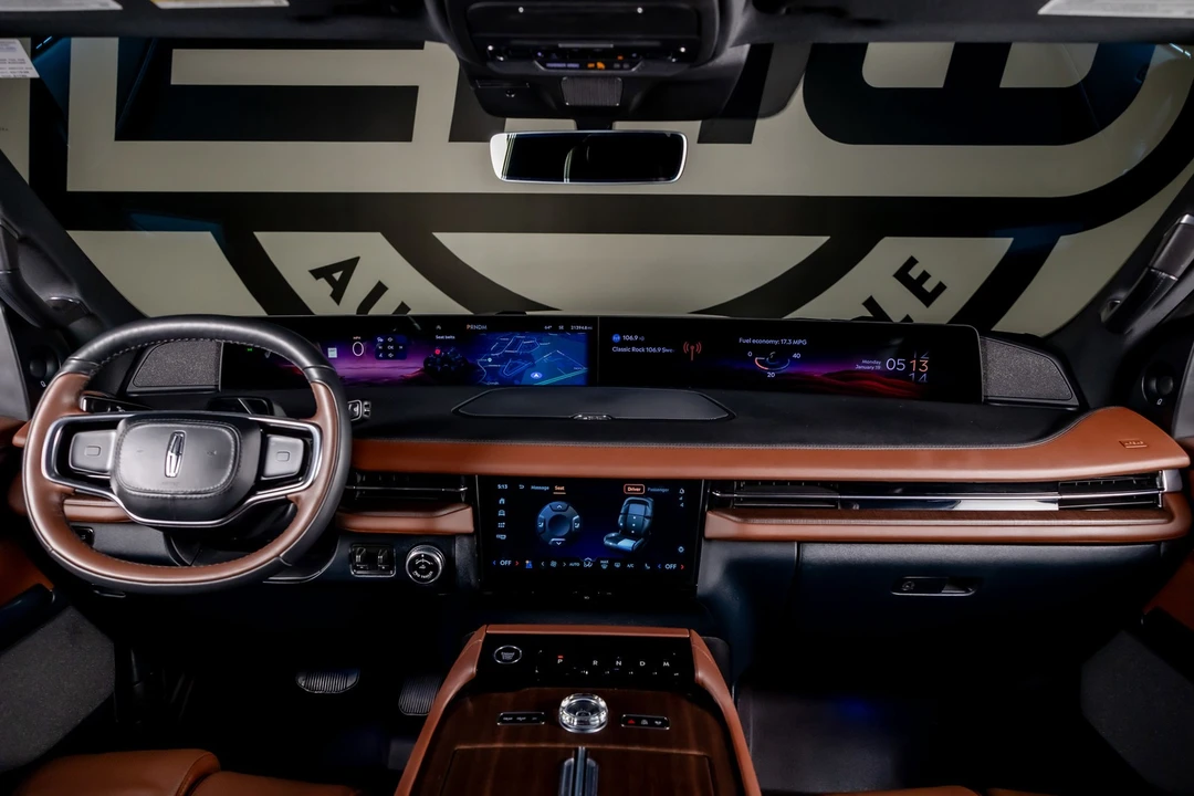 2025 Lincoln Navigator 4th Gen - Image 2 of 12