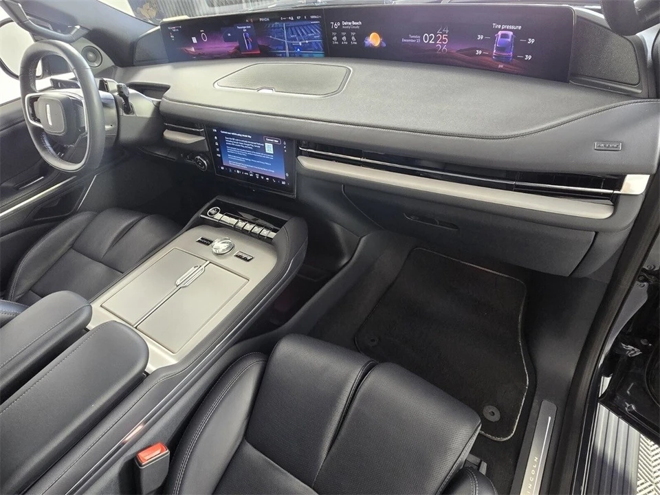 2025 Lincoln Navigator 4th Gen - Image 19 of 21