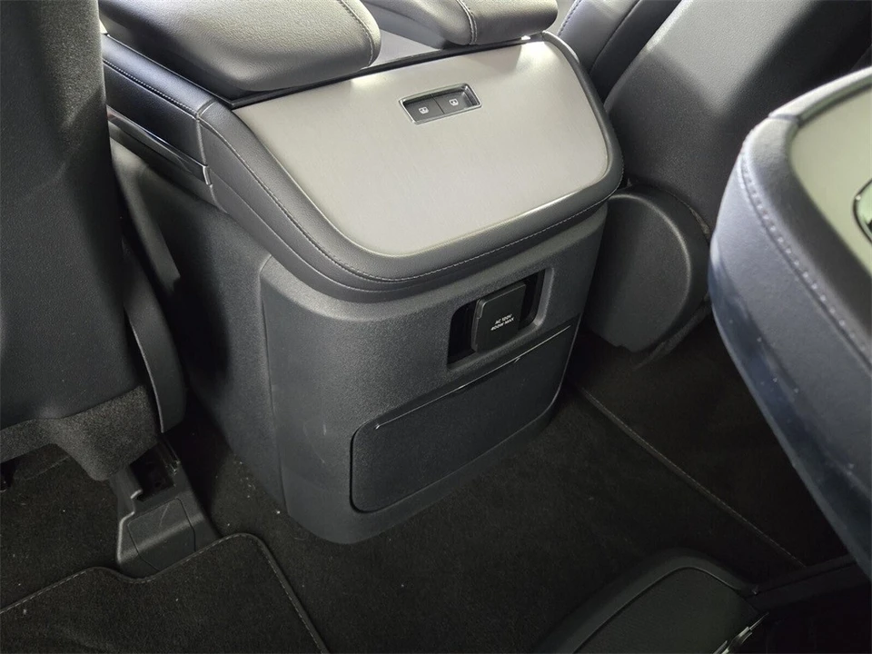 2025 Lincoln Navigator 4th Gen - Image 11 of 12
