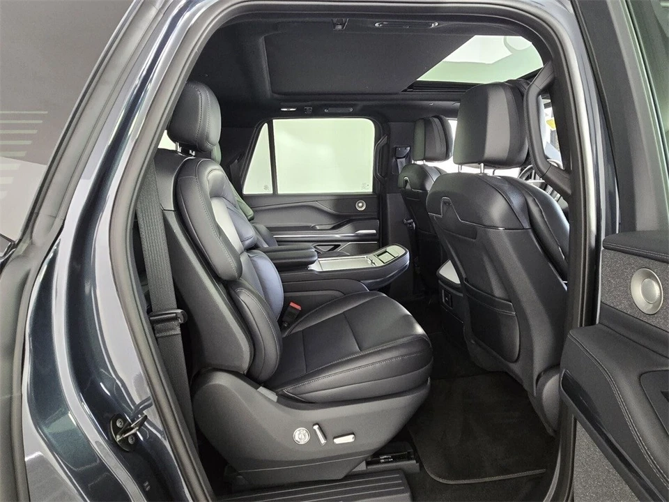 2025 Lincoln Navigator 4th Gen - Image 18 of 21