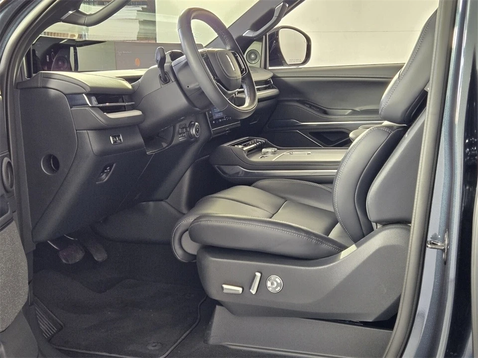 2025 Lincoln Navigator 4th Gen - Image 8 of 12
