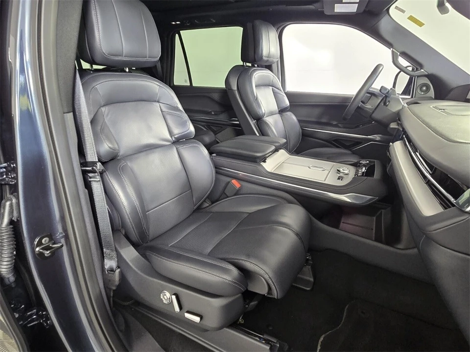 2025 Lincoln Navigator 4th Gen - Image 20 of 21