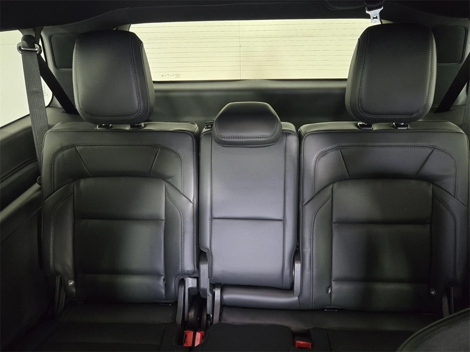 2025 Lincoln Navigator 4th Gen - Image 10 of 12