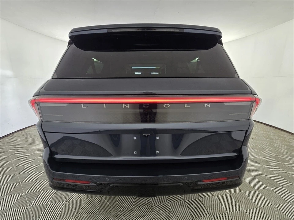 2025 Lincoln Navigator 4th Gen - Image 15 of 21