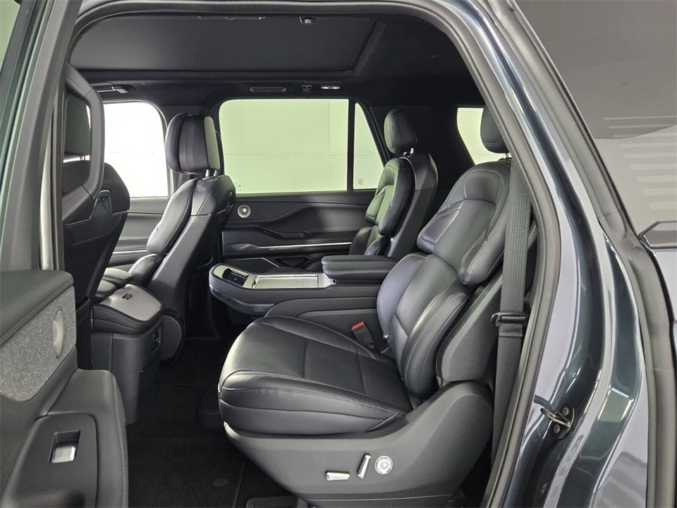 2025 Lincoln Navigator 4th Gen - Image 9 of 12