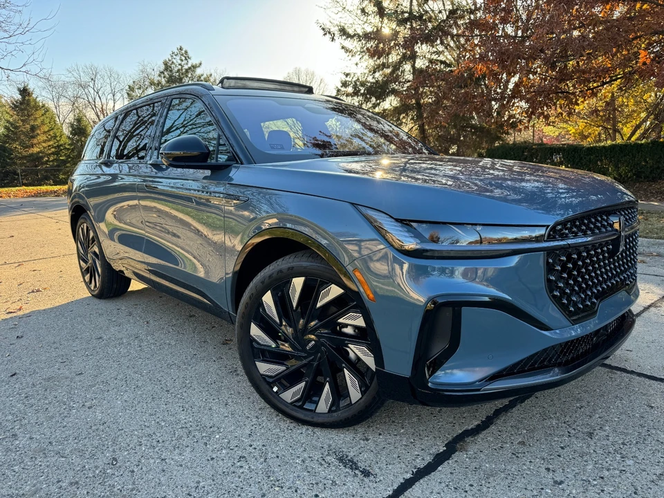 2025 Lincoln Nautilus - Image 2 of 21