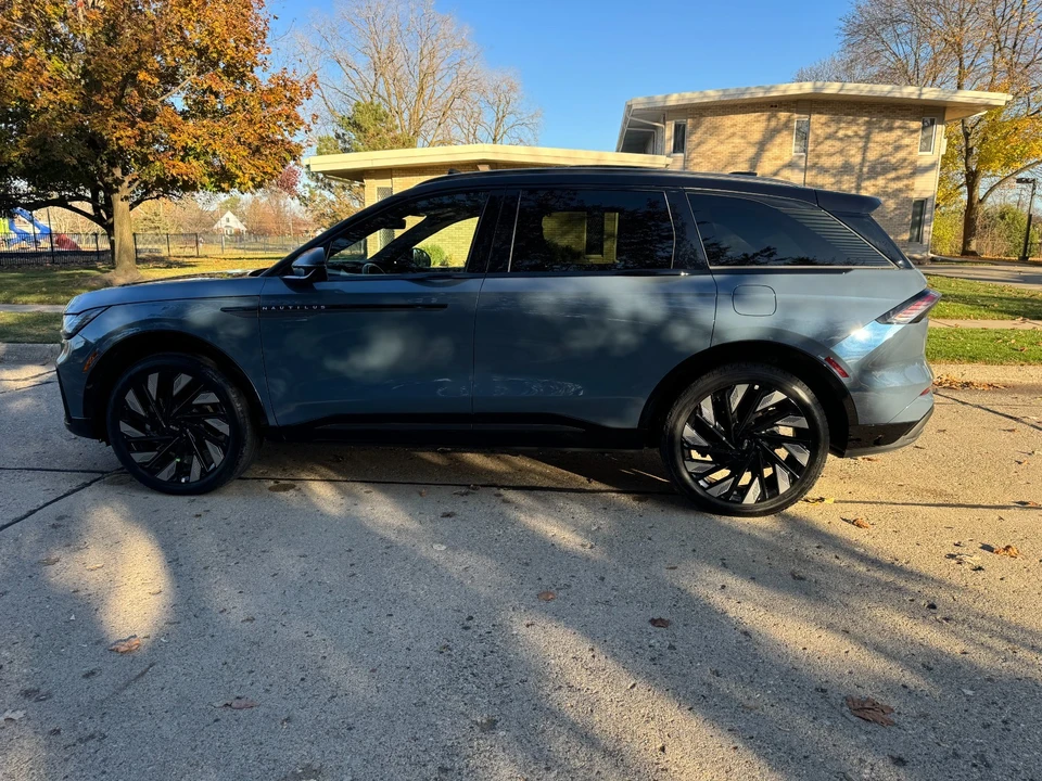 2025 Lincoln Nautilus - Image 7 of 21