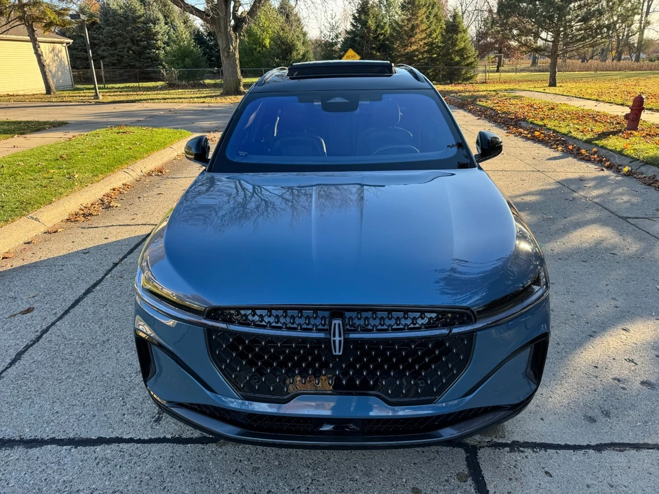 2025 Lincoln Nautilus - Image 10 of 21
