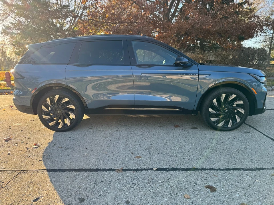 2025 Lincoln Nautilus - Image 3 of 21