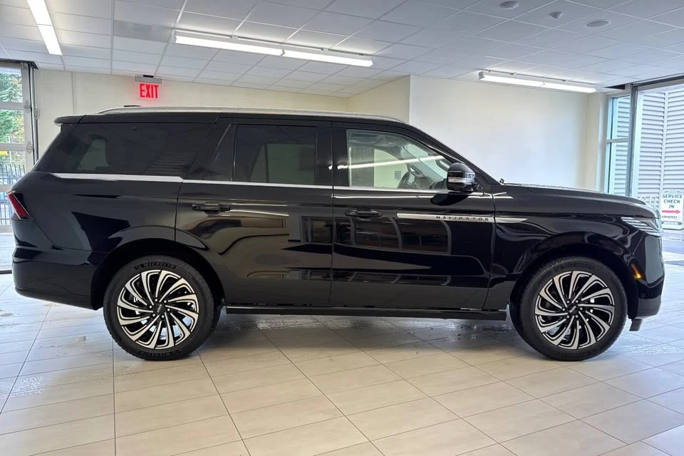 2025 Lincoln Navigator 4th Gen - Image 2 of 18