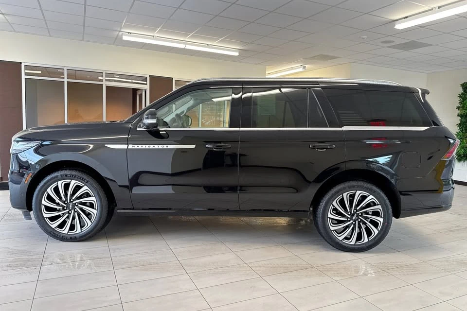 2025 Lincoln Navigator 4th Gen - Image 6 of 18