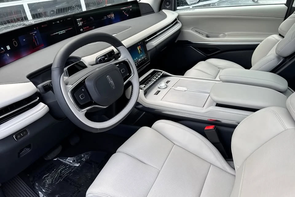 2025 Lincoln Navigator 4th Gen - Image 8 of 18