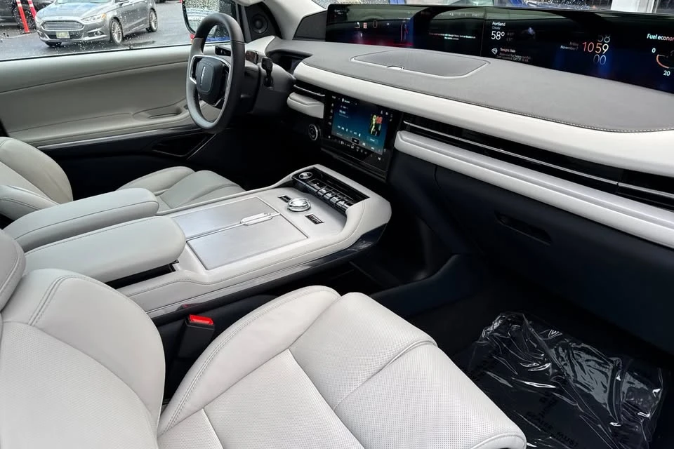 2025 Lincoln Navigator 4th Gen - Image 15 of 18