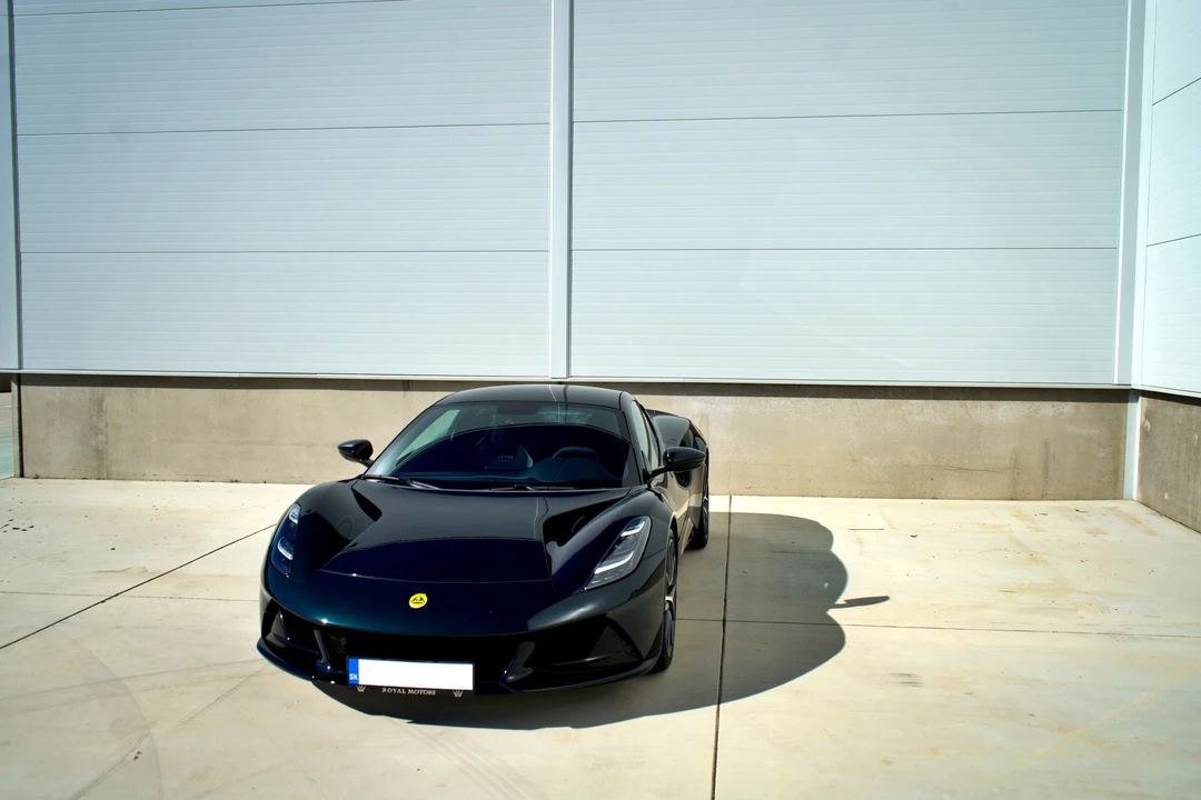 2025 Lotus Emira - Image 9 of 31