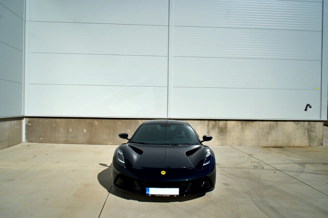 2025 Lotus Emira - Image 10 of 31