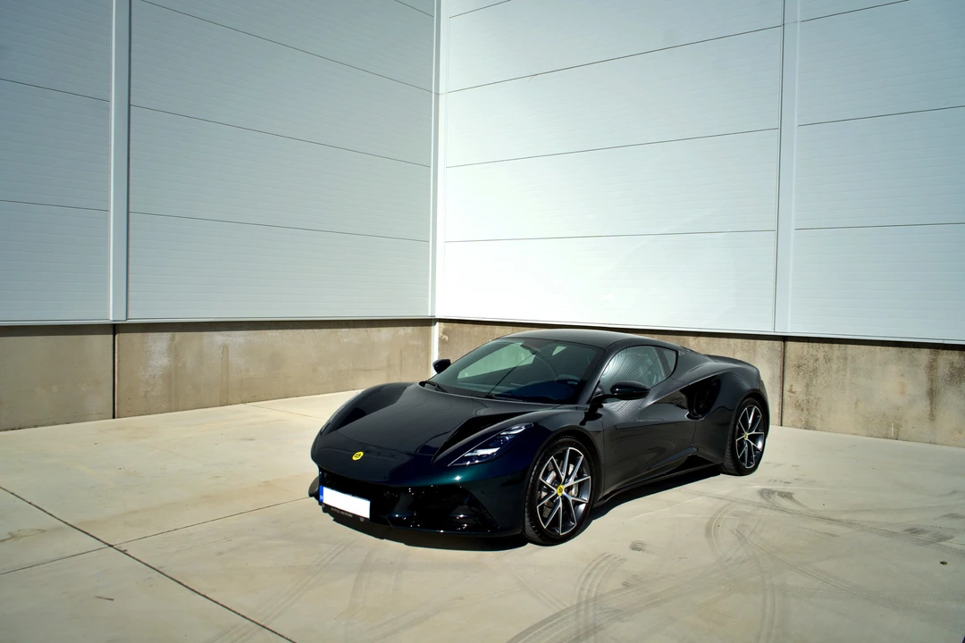 2025 Lotus Emira - Image 13 of 31