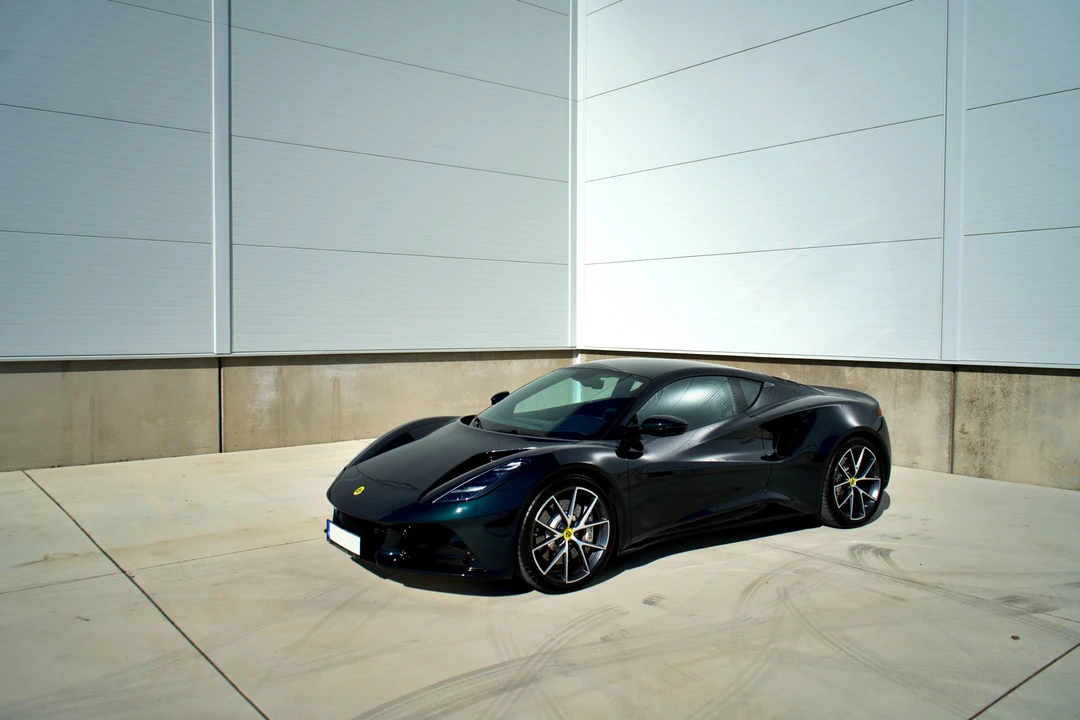 2025 Lotus Emira - Image 14 of 31