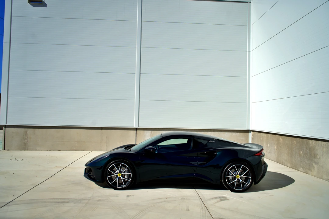 2025 Lotus Emira - Image 16 of 31