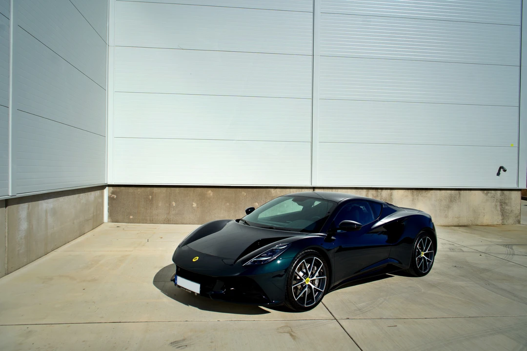 2025 Lotus Emira - Image 17 of 31