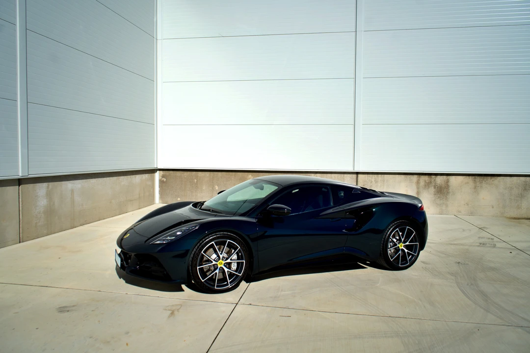 2025 Lotus Emira - Image 18 of 31