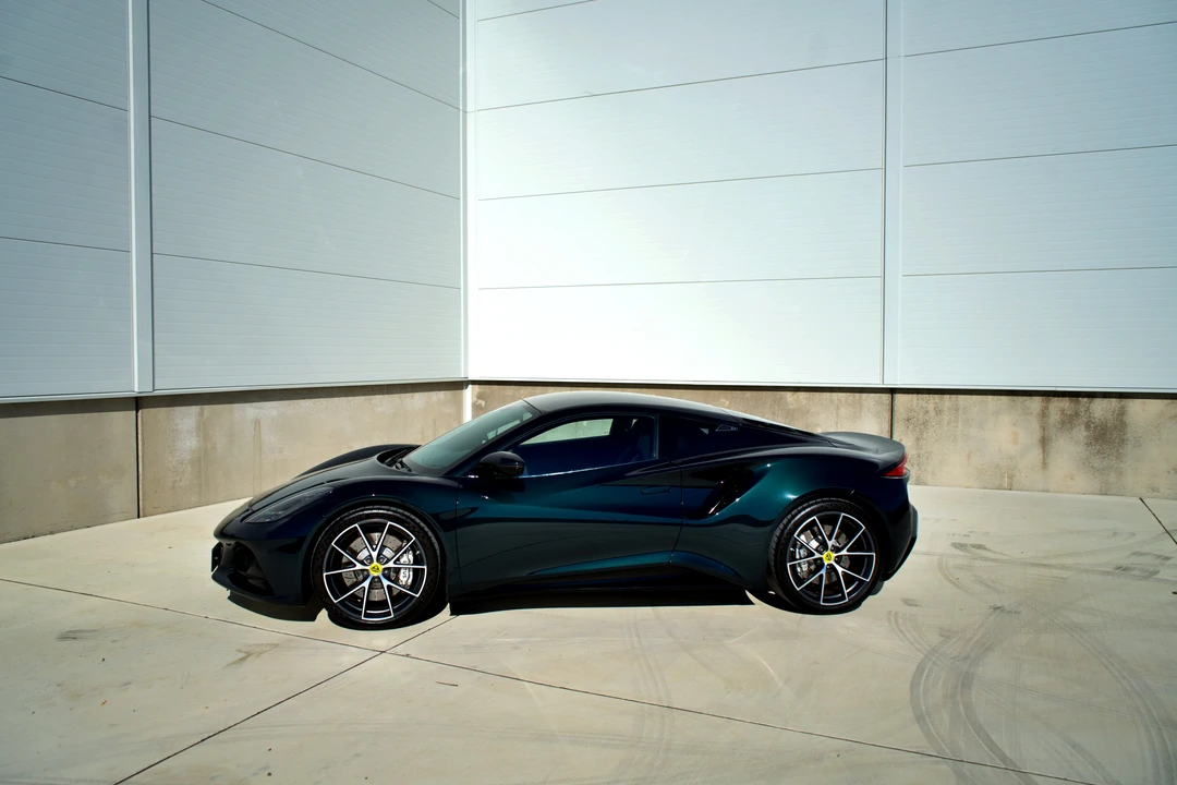 2025 Lotus Emira - Image 19 of 31