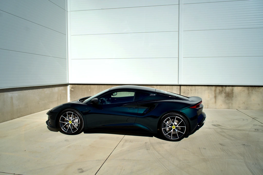 2025 Lotus Emira - Image 23 of 31