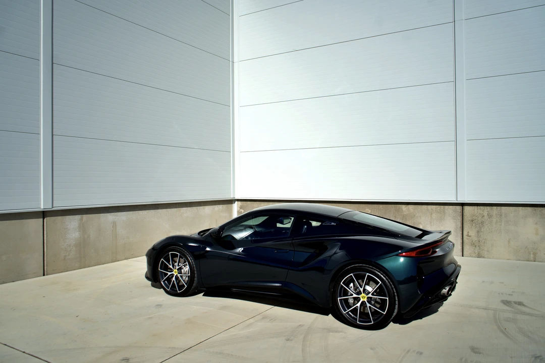 2025 Lotus Emira - Image 24 of 31