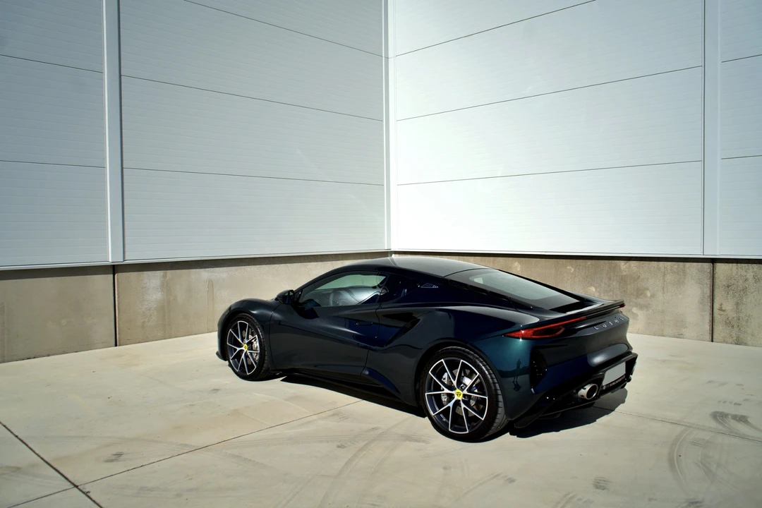 2025 Lotus Emira - Image 25 of 31