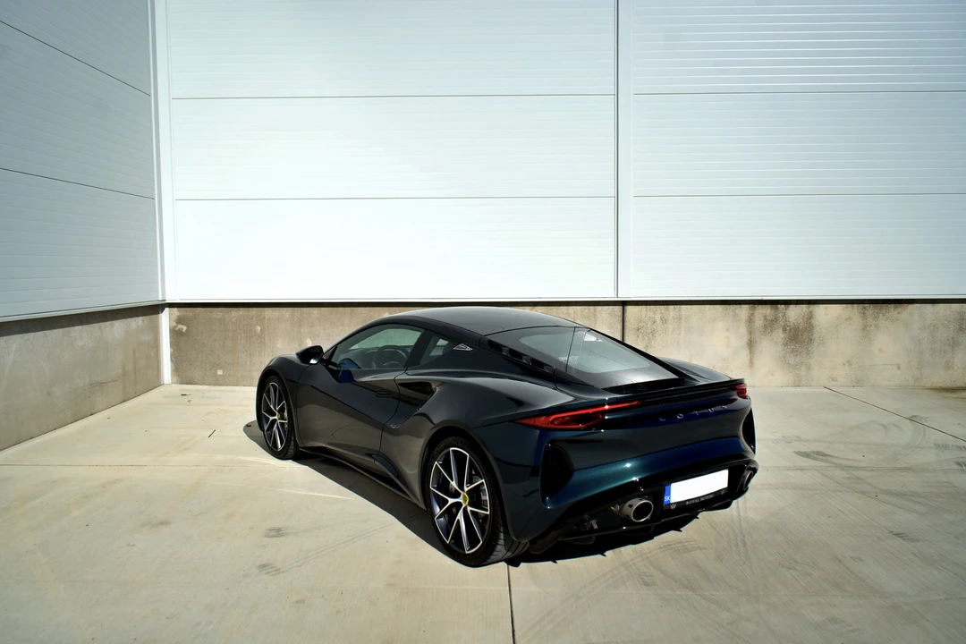 2025 Lotus Emira - Image 27 of 31