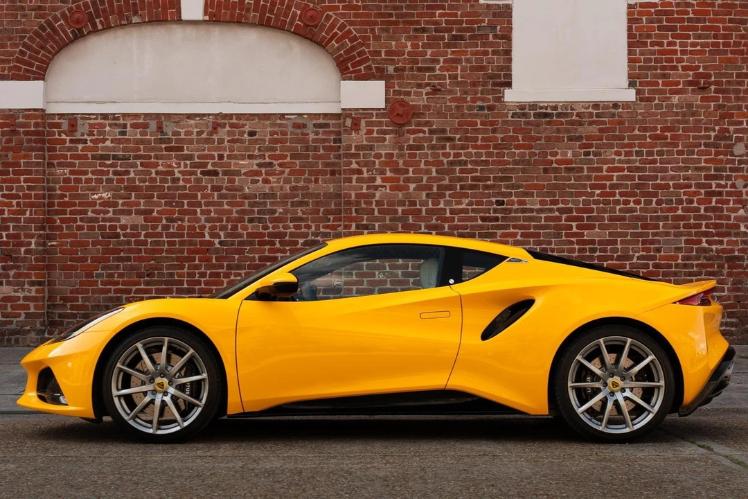 2025 Lotus Emira - Image 3 of 31